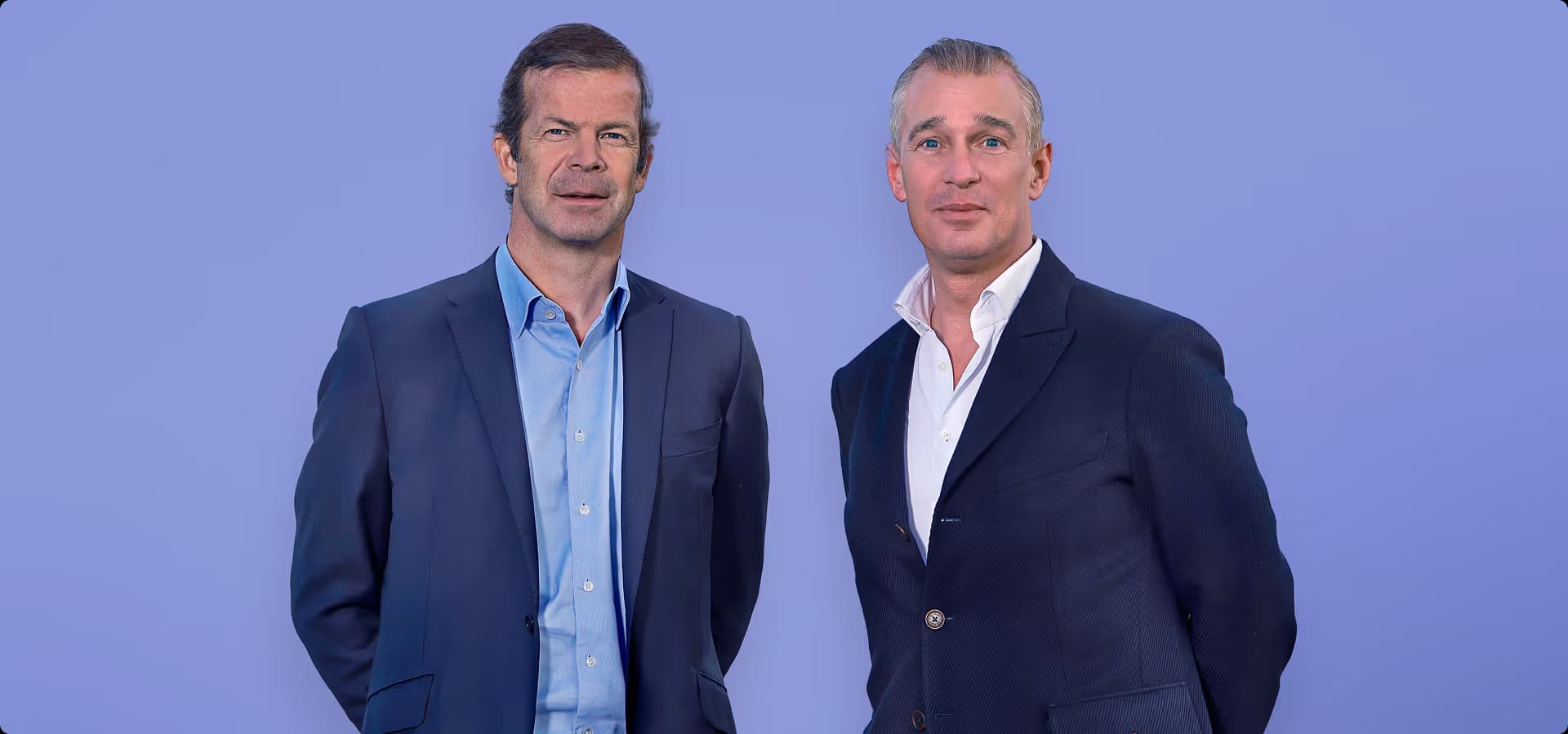 S.D. Prinz Max von und zu Liechtenstein und Christian Schneider-Sickert im Anzug vor blauem Hintergrund stehend