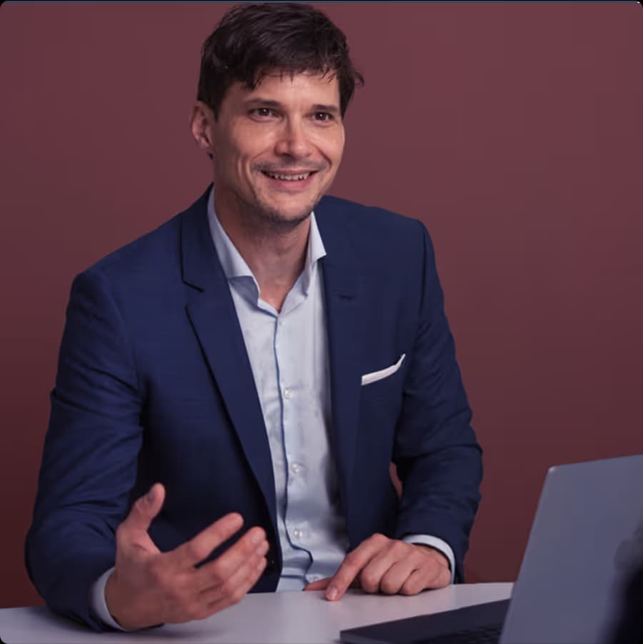 Berater im blauen Blazer bei Präsentation am Laptop