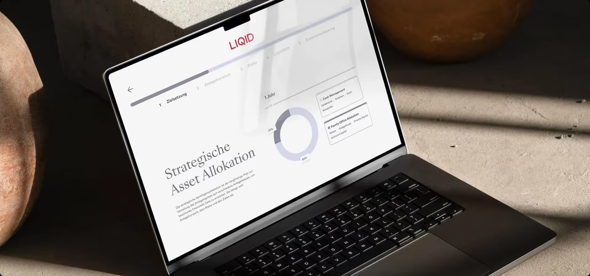 Laptop-Bildschirm zeigt ZUWAX-Seite mit strategischer Asset-Allokation