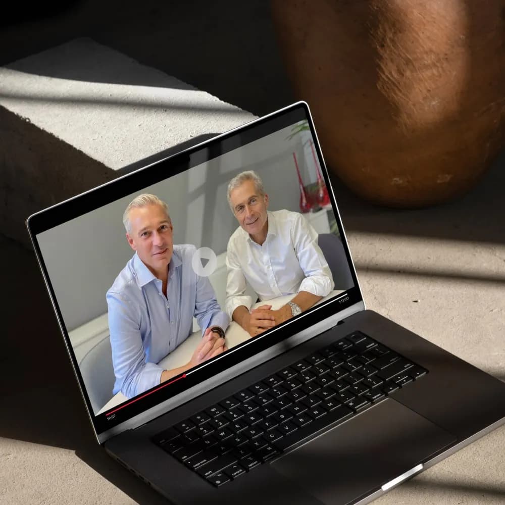 Zwei Männer in einer Videokonferenz auf einem modernen Laptop-Bildschirm