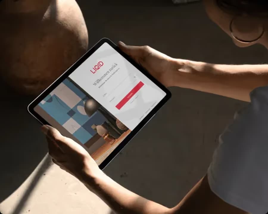 Tablet mit Anmeldebildschirm in gedämpftem Licht gehalten
