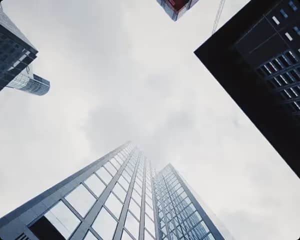 Wolkenkratzer von unten, moderne Glasfassaden in grau-blauer Perspektive